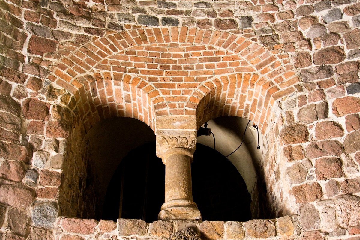 LeszekLubicki's tweet image. Na zdjęciach widzimy jeden z najważniejszych zabytków sztuki romańskiej w Polsce z końca XII w. Rotunda św. Prokopa w Strzelnie (1). Wchodząc na emporę (2) i patrząc na wprost, zobaczymy jedyne w Europie prezbiterium, które zostało wybudowane na planie kwadratu (3).
Foto moje.