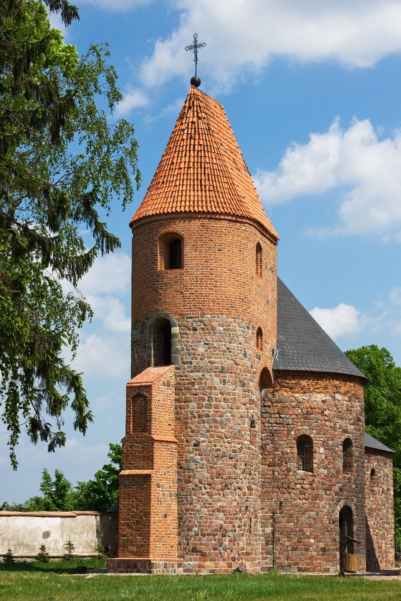 LeszekLubicki's tweet image. Na zdjęciach widzimy jeden z najważniejszych zabytków sztuki romańskiej w Polsce z końca XII w. Rotunda św. Prokopa w Strzelnie (1). Wchodząc na emporę (2) i patrząc na wprost, zobaczymy jedyne w Europie prezbiterium, które zostało wybudowane na planie kwadratu (3).
Foto moje.