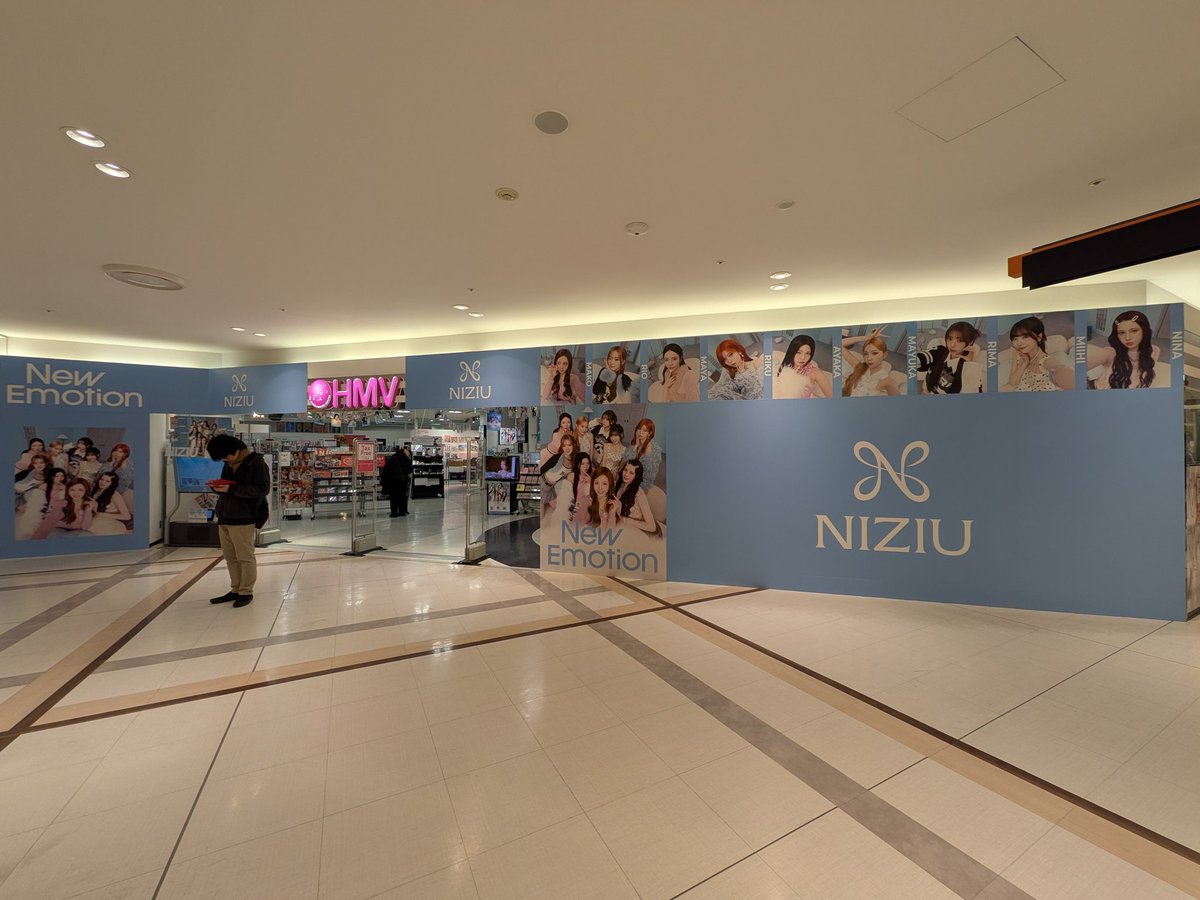 shibaWithU's tweet photo. 店頭ジャックすごいです!
NiziU年表がなんともじーんときてしまいました😭✨️
いつもカムバの度に盛り上げて頂きありがとうございます🌈
#favoriteview
#NiziU_NewEmotion #NiziU_ෆEmotion
#にゅーえも #らぶえも https://t.co/DbTNcvQO9r