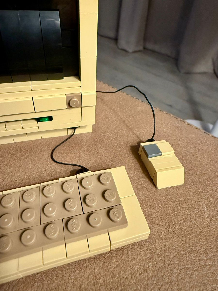 RobinsonYolandi's tweet photo. Built myself a retro-style desktop… out of #NotRealLEGO 😄 I guess this counts as my first ever computer build!
Pixel vibes, blocky charm, and zero cable clutter 💾
#RetroBuild #LEGOish #NostalgiaUnlocked https://t.co/bWK0mKER1U
