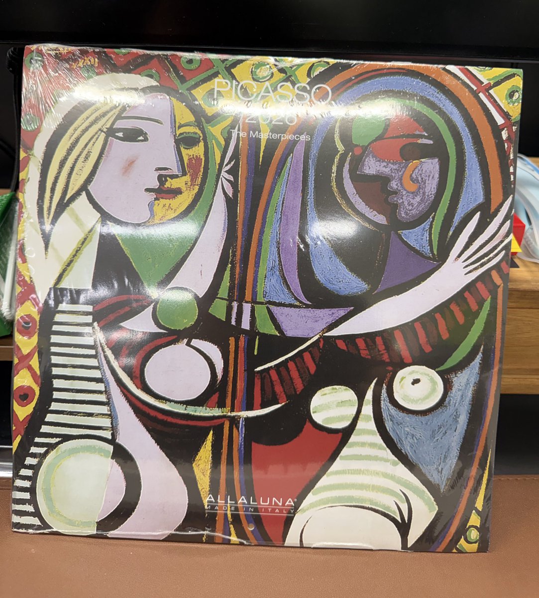 쟁글 비디 반장 겸 초미녀인싸 슈퍼 알파피메일 포지션을 맡고 있는 대이린님이 달력을 머나먼 누욕에서 사다주셔따. 

이제부터 난 아이린님의 팬이다 
충성 충성 🫡
아아아 세상의 100명의 아이린 팬이있다면 그 중 하나가 나일 것이다 

(이하 생략)