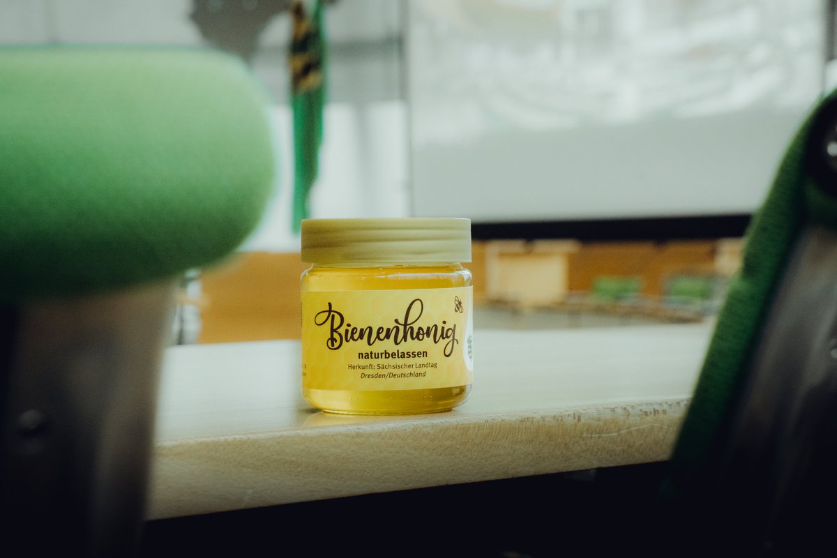 Die #Bienen im #saxlt waren fleißig. 100 kg Honig konnten dieses Jahr geerntet werden. Die Gläser verschenkt der #saxlt an besondere Gäste d. Parlaments. Jetzt müssen die Bienen jedoch vorübergehend ihren Standort im Innenhof d. Parlaments verlassen. Grund dafür sind Bauarbeiten.