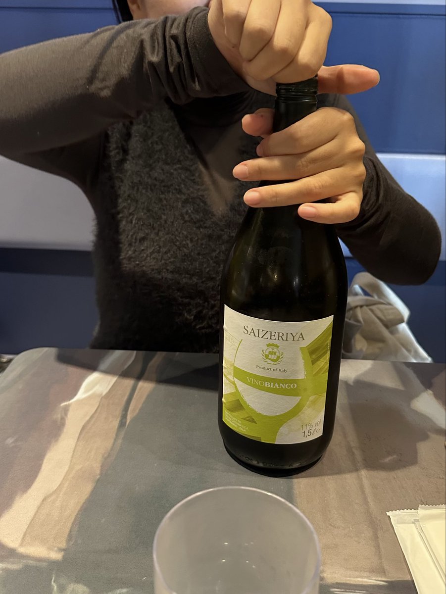 今日は妻とデートした。
サイゼで良いと言う妻🙆
安上がりで助かるぜ！

早速、ボトル開けてるw