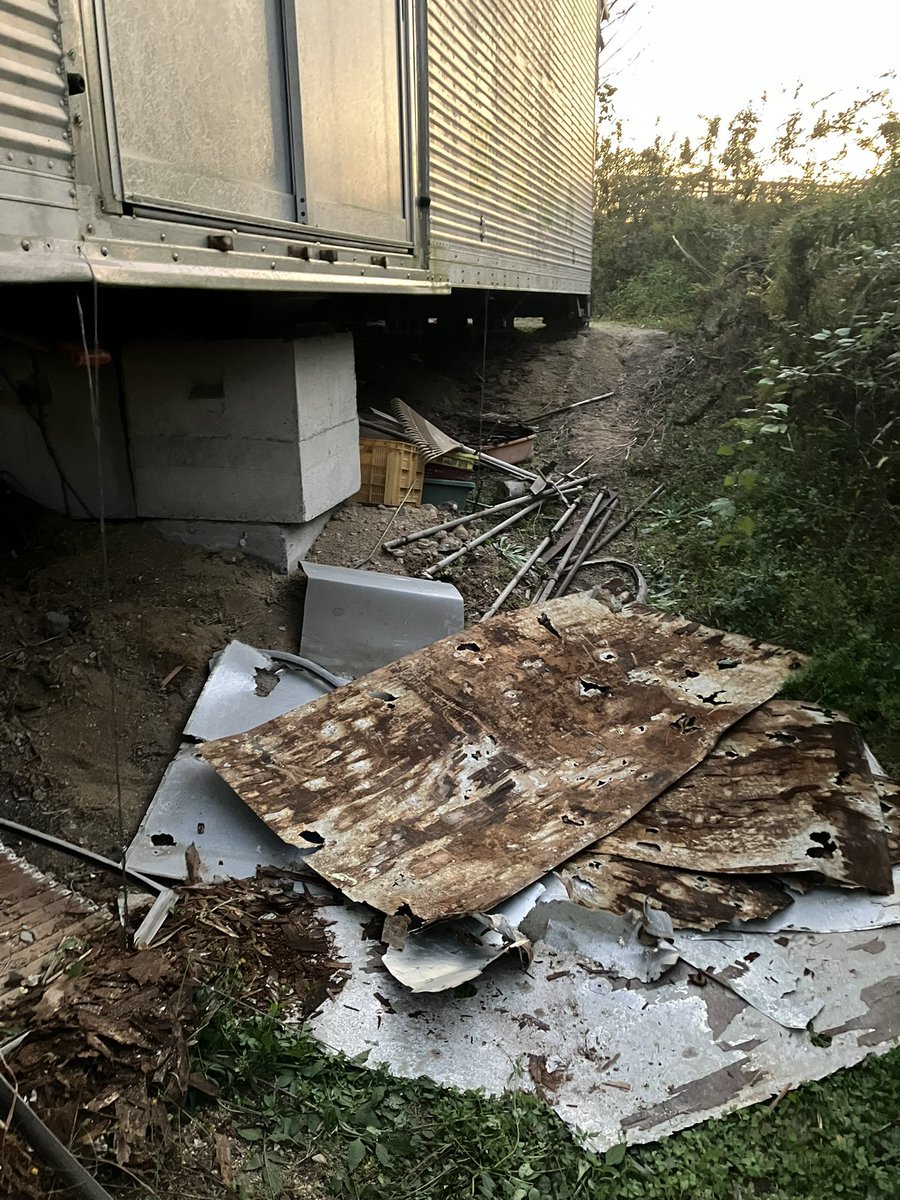 yokoyama_anchor's tweet image. 納品の用意が早く出来たので
先代の残した
ガラクタを分別した

トラックコンテナの扉
分別におーじょーしたわ