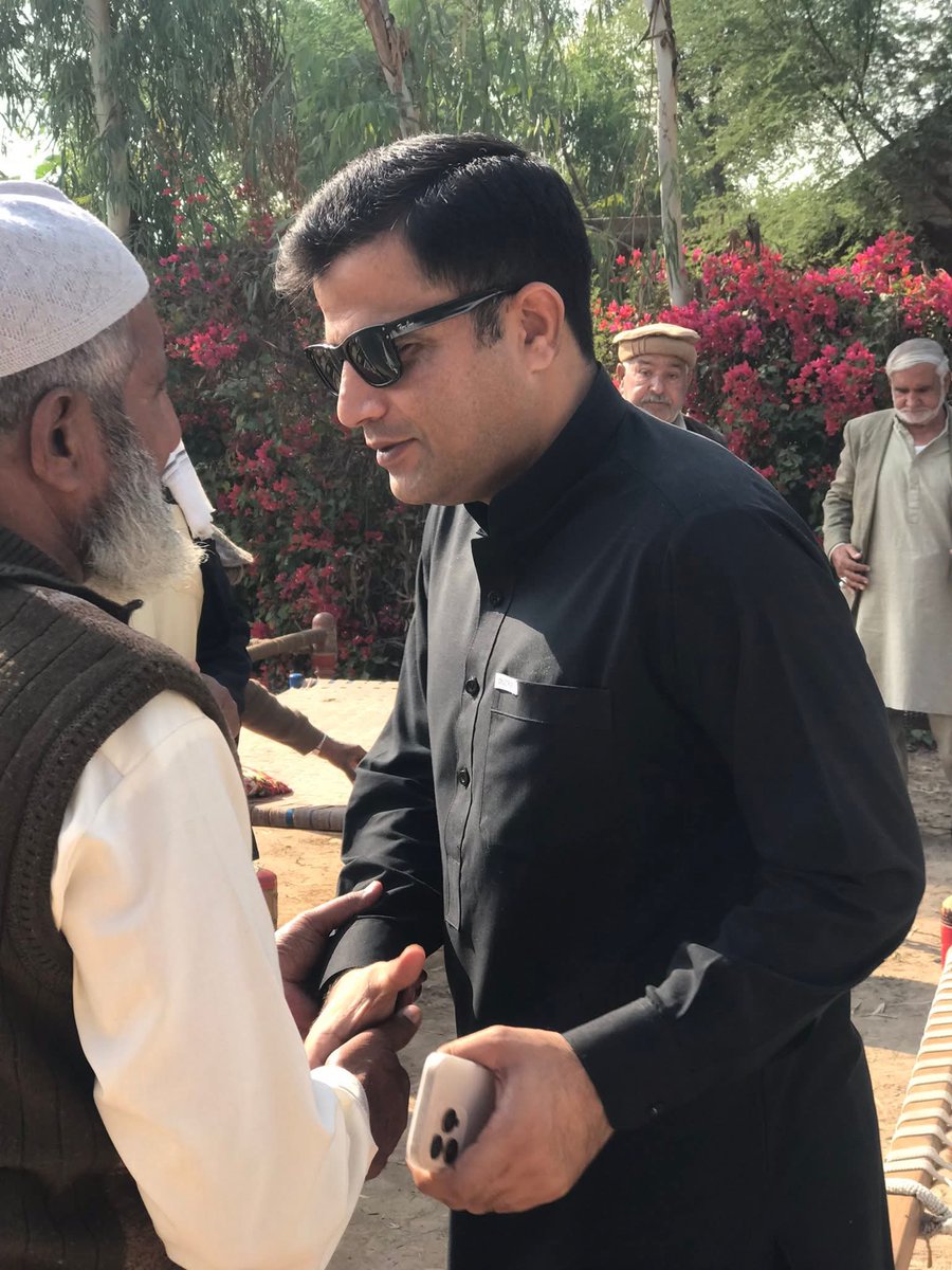 Itzshami021's tweet photo. نعیم حیدر پنجوتھہ اپنے حلقے کے لوگوں میں موجود https://t.co/2mBbpzlEub