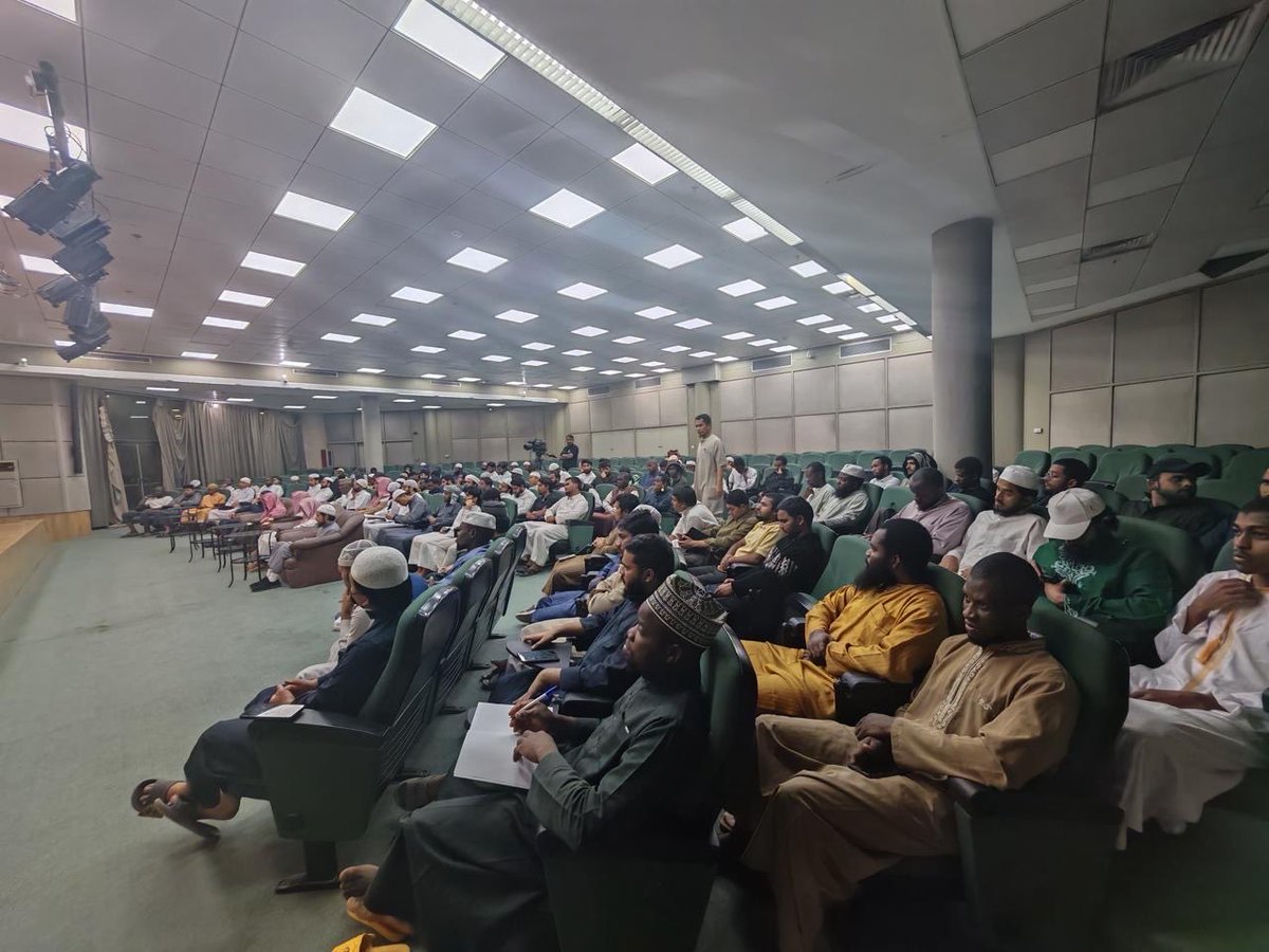 أقامت #وحدة_التوعية_الفكرية وبالتعاون مع عمادة شؤون الطلاب دورة تدريبية مخصصة لطلاب المنح بعنوان:

“المنهج الشرعي في الحوار والتعايش مع غير المسلمين”
قدّمها فضيلة الشيخ أ.د فهد بن سليمان الفهيد.

وتناولت الدورة عدداً من المحاور، من أبرزها:
1️⃣ أهمية حُسن الخُلُق مع جميع الناس،