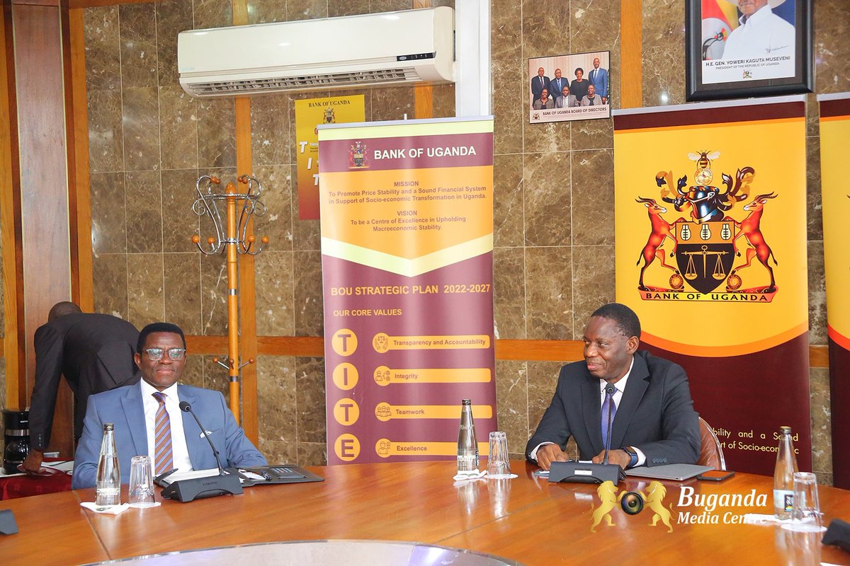 BugandaKingdom_'s tweet image. Katikkiro Charles Peter Mayiga akedde ku kitebe kya bbanka ya Uganda enkulu @BOU_Official okwetaba mu kujjukira n&apos;okwefumiitiriza ku lunaku lw&apos;Abasajja olw&apos;Ensi yonna, omulamwa ogutunuuliddwa kwe &apos;kumalawo okwetta mu basajja&apos;

Katikkiro ayaniriziddwa Governor Dr. Michael…