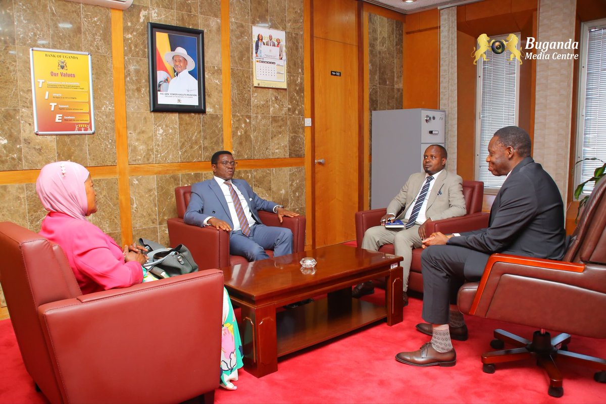 BugandaKingdom_'s tweet image. Katikkiro Charles Peter Mayiga akedde ku kitebe kya bbanka ya Uganda enkulu @BOU_Official okwetaba mu kujjukira n&apos;okwefumiitiriza ku lunaku lw&apos;Abasajja olw&apos;Ensi yonna, omulamwa ogutunuuliddwa kwe &apos;kumalawo okwetta mu basajja&apos;

Katikkiro ayaniriziddwa Governor Dr. Michael…