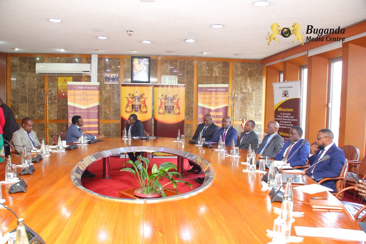 BugandaKingdom_'s tweet image. Katikkiro Charles Peter Mayiga akedde ku kitebe kya bbanka ya Uganda enkulu @BOU_Official okwetaba mu kujjukira n&apos;okwefumiitiriza ku lunaku lw&apos;Abasajja olw&apos;Ensi yonna, omulamwa ogutunuuliddwa kwe &apos;kumalawo okwetta mu basajja&apos;

Katikkiro ayaniriziddwa Governor Dr. Michael…