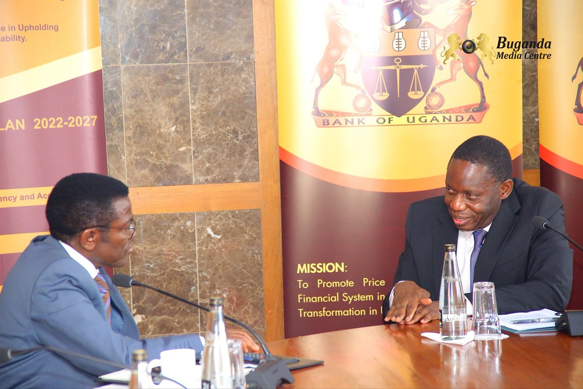 BugandaKingdom_'s tweet image. Katikkiro Charles Peter Mayiga akedde ku kitebe kya bbanka ya Uganda enkulu @BOU_Official okwetaba mu kujjukira n&apos;okwefumiitiriza ku lunaku lw&apos;Abasajja olw&apos;Ensi yonna, omulamwa ogutunuuliddwa kwe &apos;kumalawo okwetta mu basajja&apos;

Katikkiro ayaniriziddwa Governor Dr. Michael…