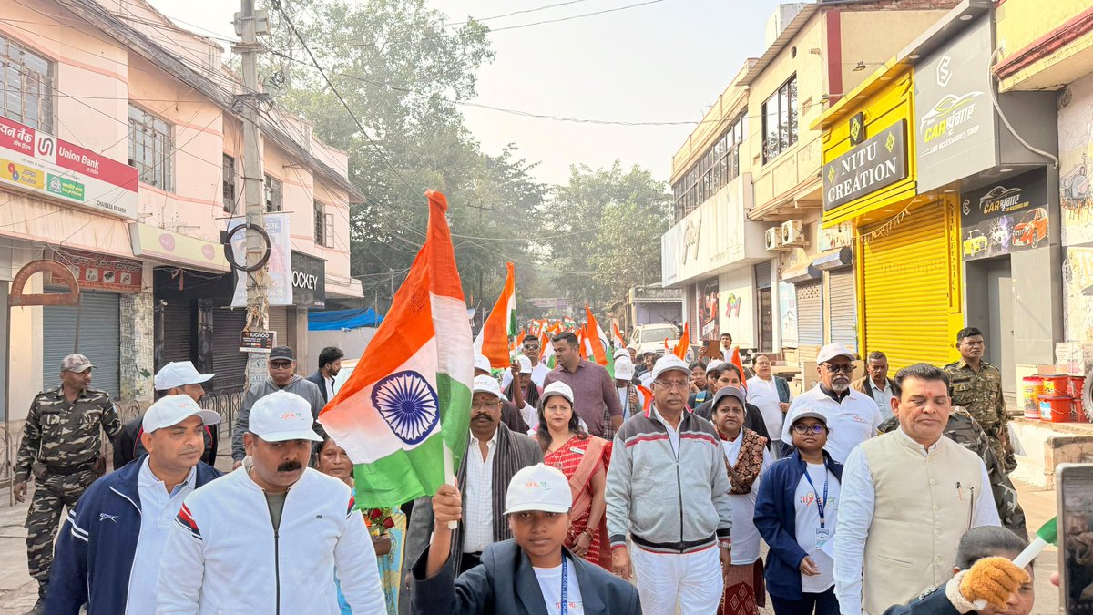 RakeshpoddarK's tweet photo. आज चाईबासा में लौहपुरुष #सरदार_वल्लभभाई_पटेल जी की 150वीं जयंती के पावन अवसर पर आयोजित सरदार@150 कार्यक्रम अंतर्गत यूनिटी मार्च को भाजपा प्रदेश कार्यकारी अध्यक्ष सह राज्यसभा सांसद माननीय @AdityaPdSahu जी ने हरी झंडी दिखाकर कोर्ट रोड सरदार वल्लभभाई पटेल जी की प्रतिमा से रवाना किया https://t.co/2r9vMIEuA1