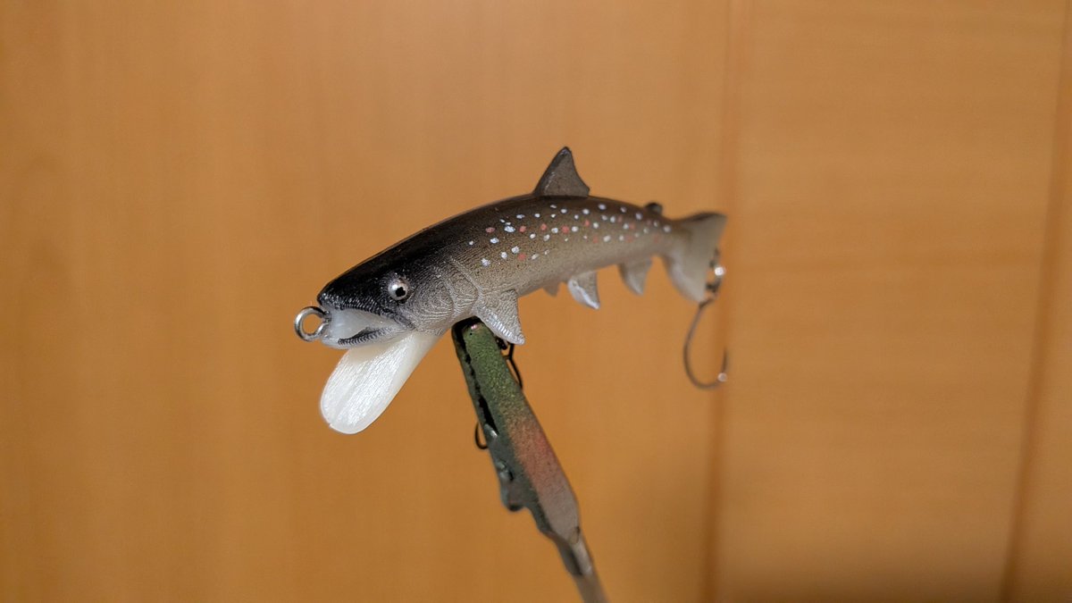 イワナ型ルアーを作ってみました。 剥製をイメージしてリアルな魚の