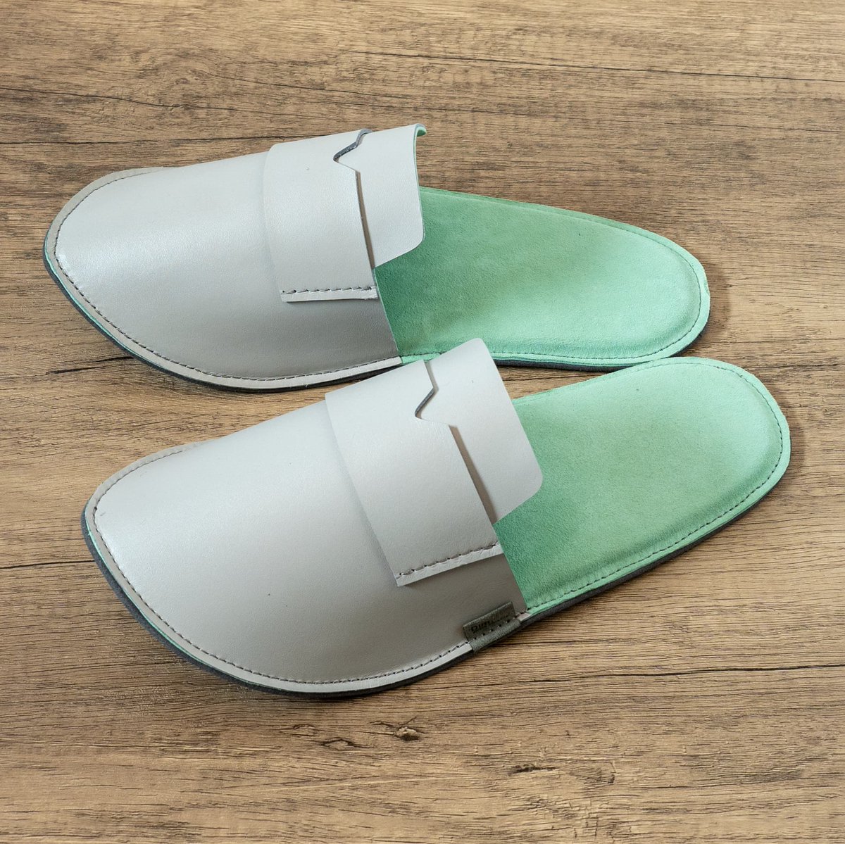 MaisonDimension's tweet photo. 【新商品】
LOAFER_SLIPPERS 本日発売開始です！
アッパーには国産コンビなめしレザー、インソールには国産シープスウェードを使用し肌触りの良い履き心地となっております。
6色の中から片足ずつお好きなものをお選びください。 https://t.co/d3HESCJjn1
