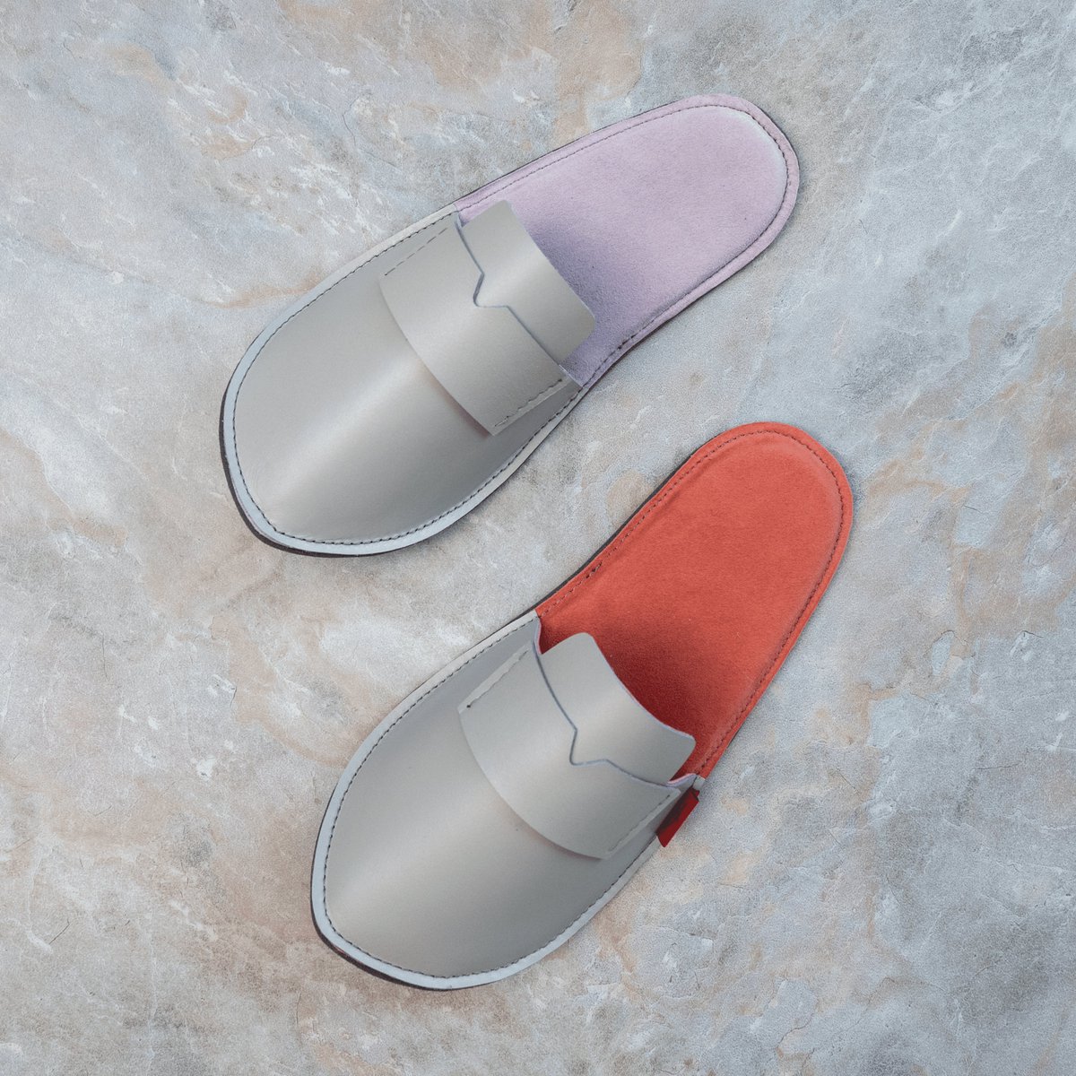 MaisonDimension's tweet photo. 【新商品】
LOAFER_SLIPPERS 本日発売開始です！
アッパーには国産コンビなめしレザー、インソールには国産シープスウェードを使用し肌触りの良い履き心地となっております。
6色の中から片足ずつお好きなものをお選びください。 https://t.co/d3HESCJjn1