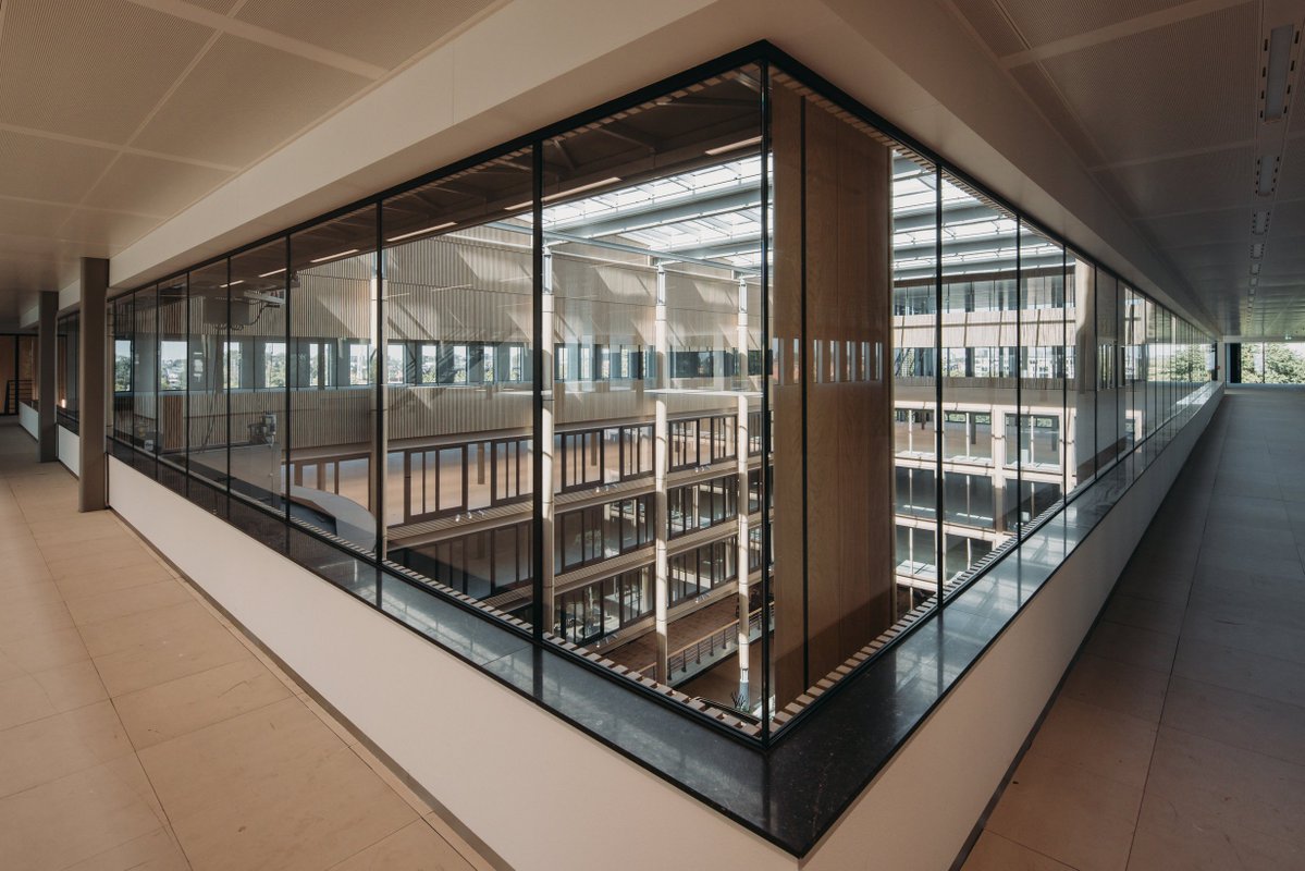 Edge_Workspaces's tweet image. 🪞 Your office reflects on your work and your wellbeing - literally.
The right space shapes focus, energy, and connection. 
Choose a workplace that supports the way you want to feel and perform.

#WhereWellbeingWorks #EDGEWorkspaces #Stadium