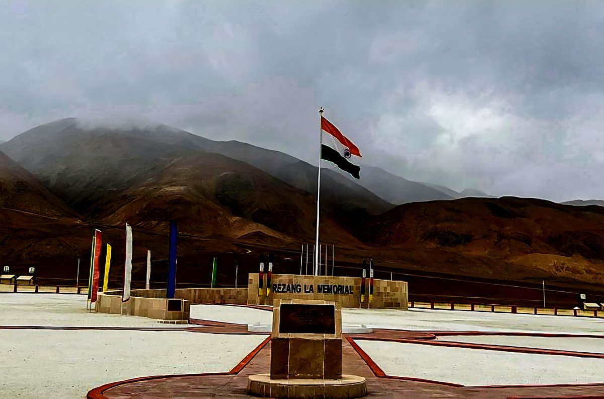 Gen_VKSingh's tweet image. On this day, we honour the unmatched courage of Major Shaitan Singh, PVC, and the brave soldiers of 13 Kumaon who stood their ground against impossible odds in 1962.
Their sacrifice will forever inspire India.
आज के दिन हम मेजर शैतान सिंह और 13 कुमाऊँ की उनकी कंपनी याद करते हैं…