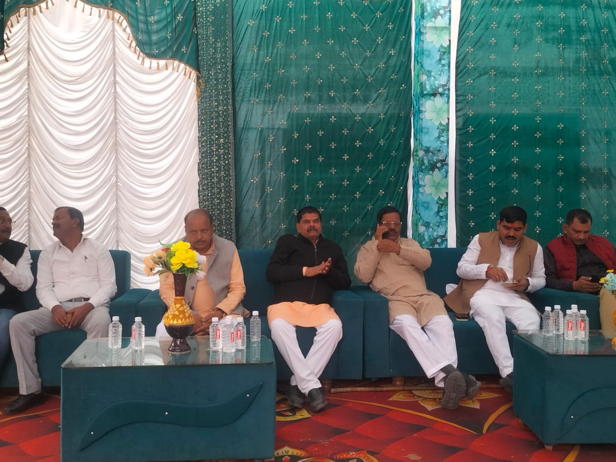 अपनी विधानसभा क्षेत्र मिल्कीपुर के अंतर्गत विभिन्न मांगलिक कार्यक्रमों में 
1.कुरावन में श्री यशवंत सिंह जी के लड़के के तिलक एंव प्रीतिभोज में 
2.प्रधान नंदौली सर्वेश सिंह जी के यहाँ तिलकोत्सव में 
3.धरौली में पाडें जी रेंजर साहब के  यहाँ भंडारा में शामिल हुआ।।