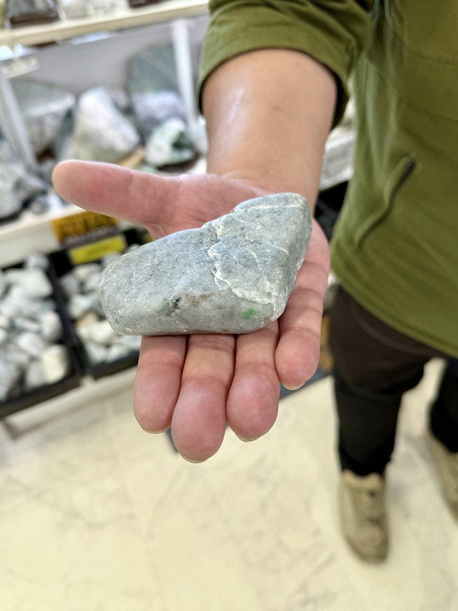 パワーちょちょぎれてる翡翠さん お客さんがゲット‼️ こちらの方は今回大きめな三角の翡翠を拾われまし