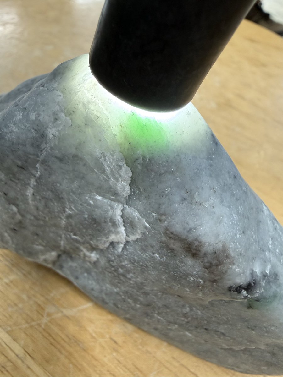 パワーちょちょぎれてる翡翠さん お客さんがゲット‼️ こちらの方は今回大きめな三角の翡翠を拾われまし