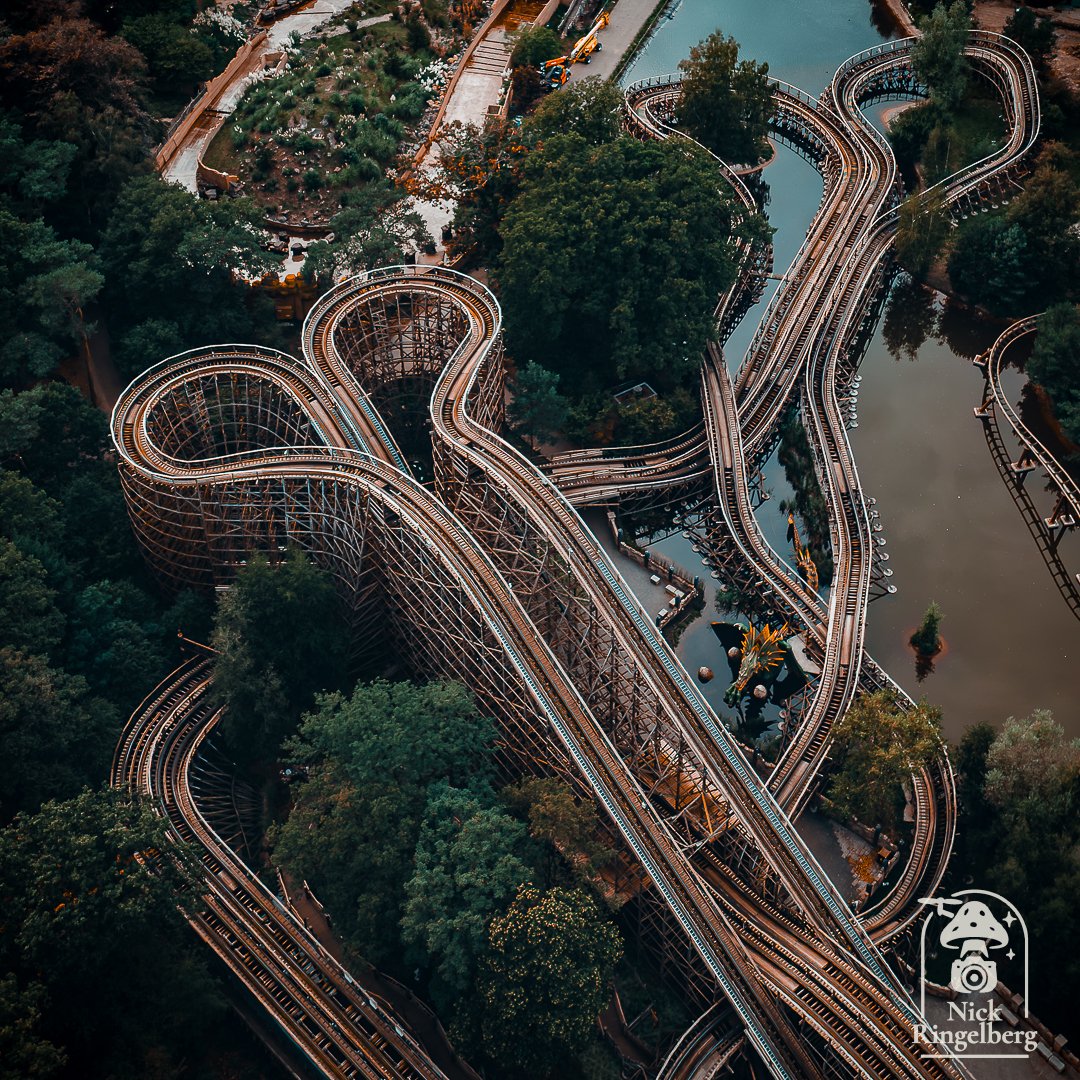 RingelbergNick's tweet photo. Van bovenaf zie je pas hoe krankzinnig kronkelig Joris en de Draak eigenlijk is 🐉🎢
Welke baan kies jij: Water of Vuur?

#Efteling #JorisenDeDraak #achtbaan #woodencoaster #dronefotografie #pretpark #themepark #Brabant #attractiepark #MagicOfParks #coaster https://t.co/Xu921tIewj