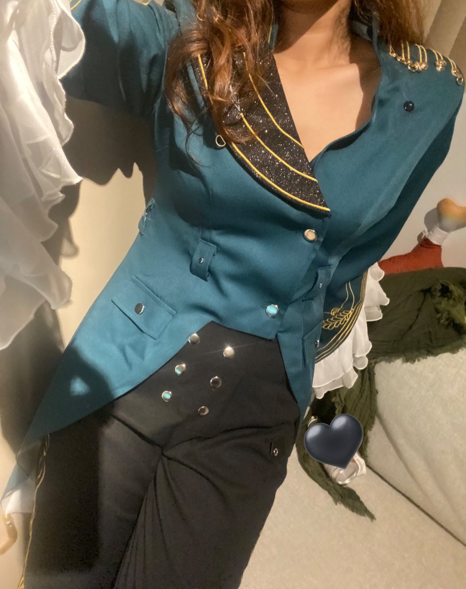 crmikax's tweet image. doesnt look like it but shes too baggy on me