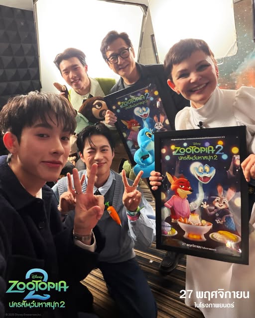 MajorGroup's tweet image. กัน คิม อองรีจาก #PROXIE ได้สัมภาษณ์และส่งมอบโปสเตอร์ไทยจาก Disney&apos;s Zootopia 2 ให้กับ Jared Bush ผู้กำกับ Yvette Merino โปรดิวเซอร์ จากภาพยนตร์

และ จินนีเฟอร์ กู๊ดวิน ผู้ให้เสียงพากย์จูดี้ กับ คีฮุย ควน ผู้ให้เสียงพากย์แกรี่ พร้อมตุ๊กตาและโปสเตอร์ไทยสุดน่ารักจาก Disney&apos;s…
