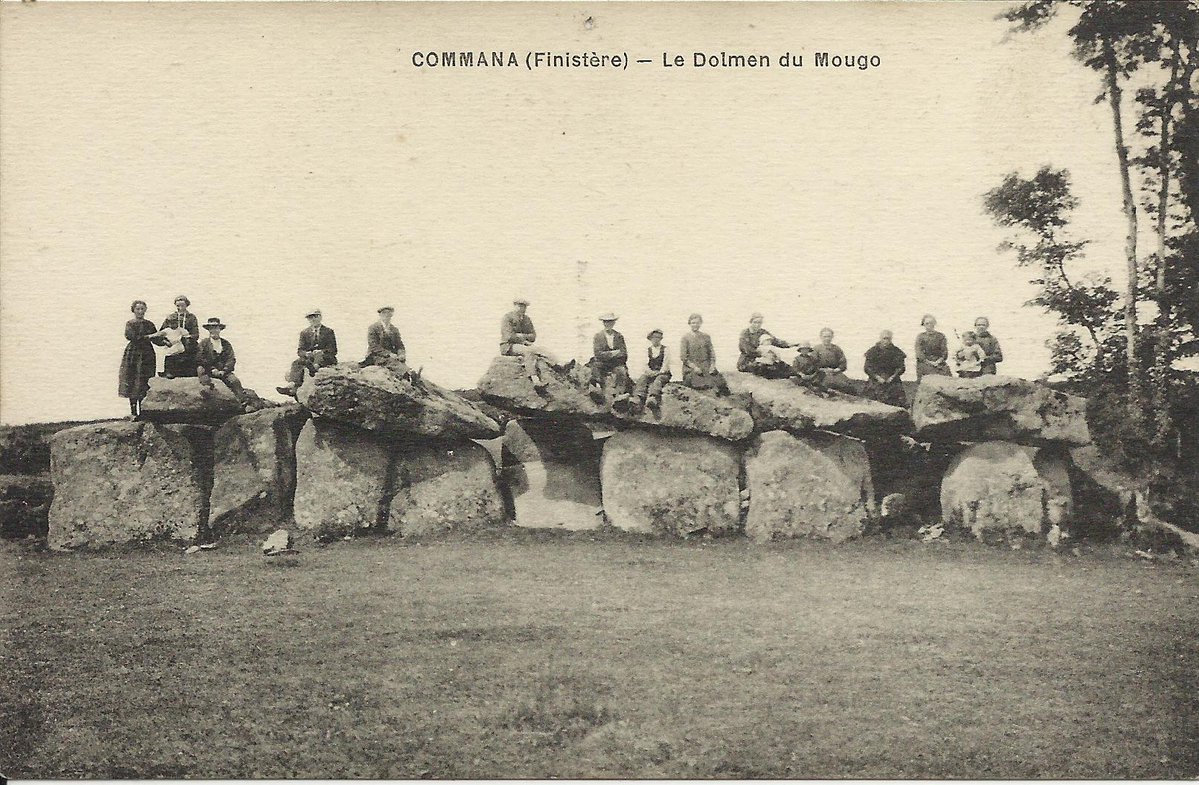 The allée couverte at Mougau-Bihan in Commana (Finistère) has an 11m long chamber with an open terminal cell at the end. Six of the orthostats have decoration. The entire hamlet seems to have turned out to pose on this card by Léon, a jeweller in Landivisiau. #TombTuesday.