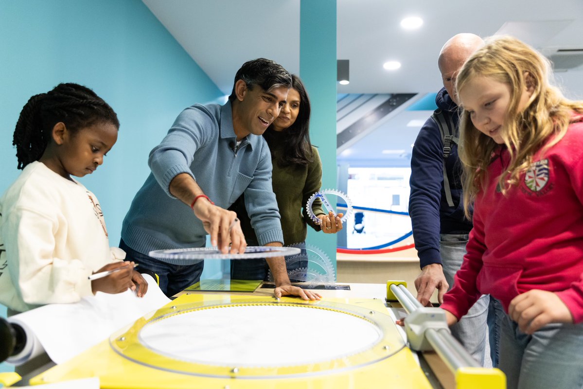 richmondproj's tweet image. It’s Maths Week England! 🎉

To celebrate, we spent time at MathsWorld, exploring how numbers connect everything from puzzles and patterns to engineering, music, movement and design.

We’re delighted to be supporting initiatives like these here at The Richmond Project.