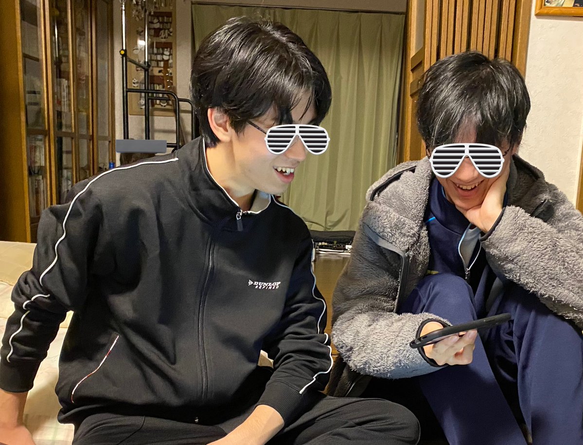 夜遅くに帰宅した次男ともうすぐ寝る長男。
先日七五三の写真を懐かしんだ所だったので、仲良しのまま成長してくれて本当に嬉しいなぁ…と盗撮(笑)

長男に「来年は年男やね」と言うと「えっ、もう？いま何どし?ねーうしとらうーたつみー……みーって何だっけ、猫？」と大ボケな返事が返ってきましたw