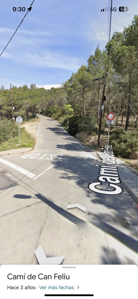 gatiigoos's tweet photo. @JamairalJess @rubifotoquejas Al Camí q conecta el barri de Sant Muç i Can Sola fa anys que hi ha un senyal conforme no poden pasarCamions ni autobusos excepte bus urbà i en cara i així segueixen passant… després l’asfalt d’aquest camí de bosc s’aixeca i l’hem de pagar els demés amb els nostres impostos 🤡🤡 https://t.co/apK18Ptlxv