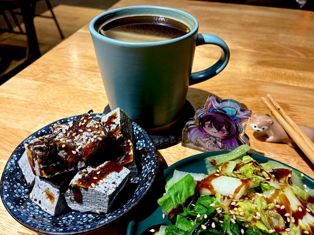 cesium_cat's tweet image. 最近看著社群上把科博館大地瑰寶礦物展裡的石頭意淫（？）成各種美食的文
都很想跟各位說不用覺得太抱歉
回想以前在布展的時候
礦物組的老大就常常跟新人或實習生說
「這個看起來很好吃吧？你可以舔一口試試喔！👀✨」
然後大家的反應都是
「誒？這個能吃嗎？🤯」…