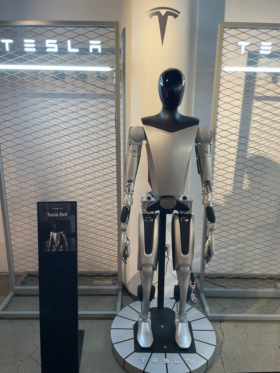 steelorian's tweet image. .@Tesla Cybertruck Tour 갔다가 본 
Tesla Bot!!!! 이제 로봇만 보면 
@openmind_agi 프로젝트가 떠오르네요 ㅎ

Openmind는 로봇들이 서로 인식하고 협력하고 
지식을 공유할 수 있게 만드는 소프트웨어 업체죠.
Openmind 프로젝트의 핵심 제품인
OM1은 보편적 로봇 뇌(AI 운영체제)는
모든 로봇…