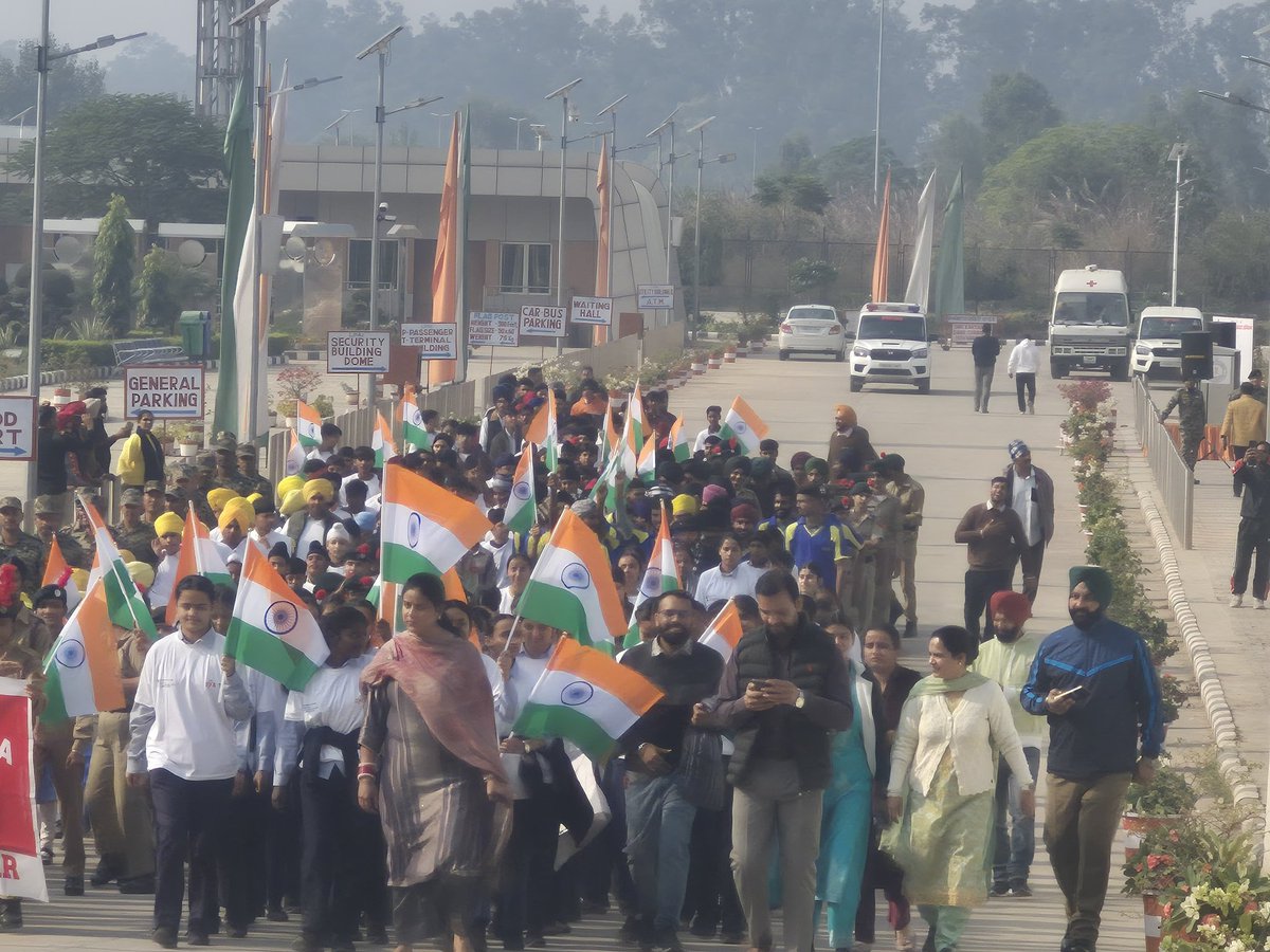 pmshrigsssdbng's tweet image. 🏃‍♀️ Run for Unity at Kartarpur Corridor! 🇮🇳
Students of PM SHRI Govt.Senior Secondary School Dera Baba Nanak Girls proudly participated in the Marathon held at the Kartarpur Corridor to commemorate the 150th birth anniversary of Sardar Vallabhbhai Patel#SardarPatel150 #RunForUnity