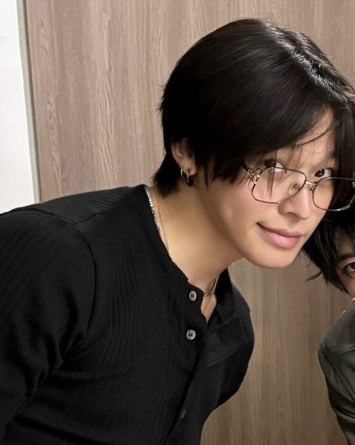 คอลเลคชั่น .. หนุ่มญี่ปุ่น ผมไม่เซ็ท ลุคอยู่หอชิล ๆ เสื้อยืด คลีน ๆ ใส่แว่น อบอุ่น น่ารักด้วย เท่ด้วย ที่หนึ่งในใจชั้นเลยอะ <3333 🧎🏼‍♀️🧎🏼‍♀️ ชีวิตนี้ขอแพ้แค่ .. มาเอดะ ริคุ ♡