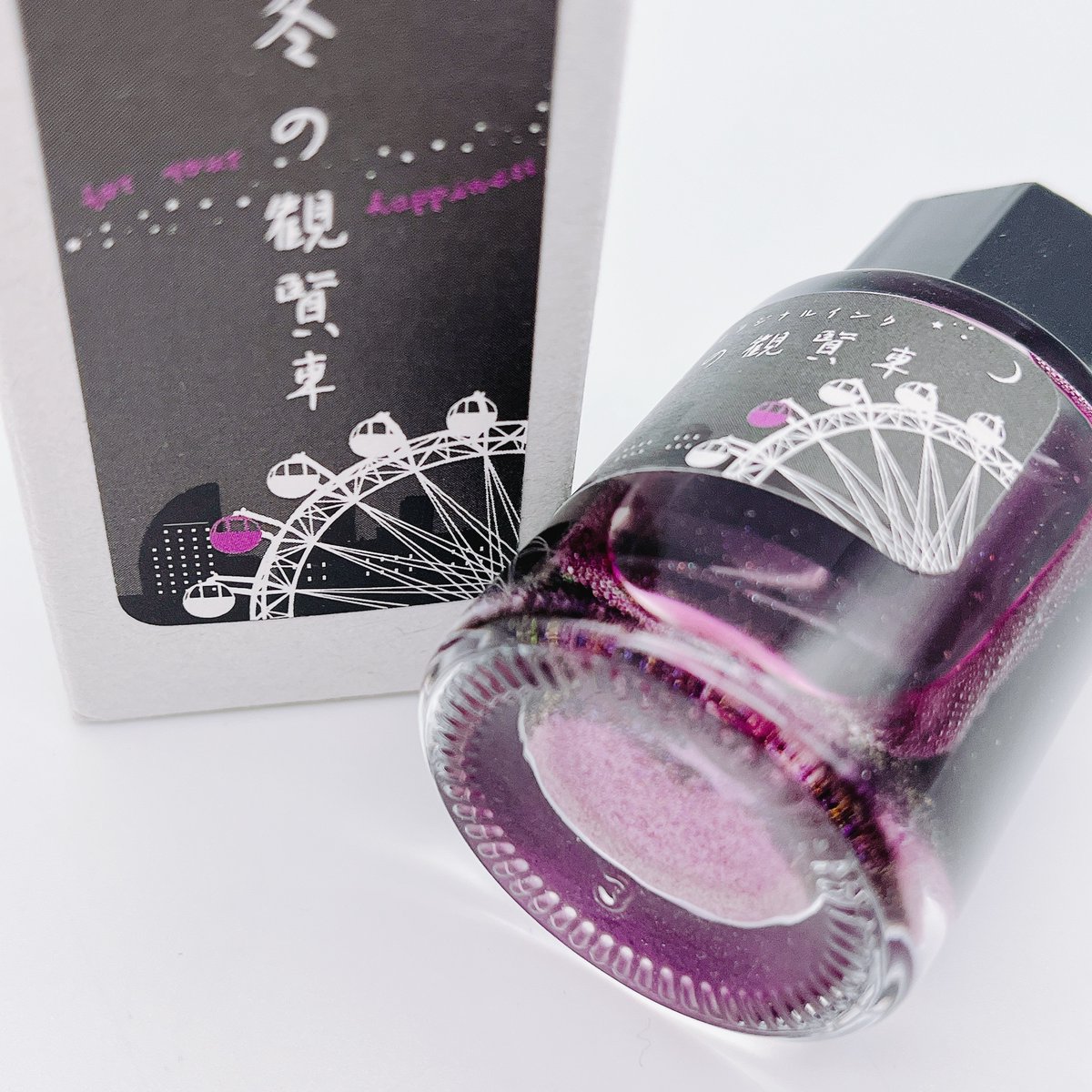 lifestyle_ka_ku's tweet image. #文具女子博2025
おしながき
冬限定
「冬の観覧車～文具女子博限定ラメ配合～」

1台だけの特別な「紫色」のゴンドラ。
「ずっと一緒に、そして幸せに」という願いを込めて。
繊細な輝きを放つラメを使用。
ミニステッカー付きです♪

#文具女子博2025kaku ←一覧でcheck
#文具女子博 #文具女子 #文具