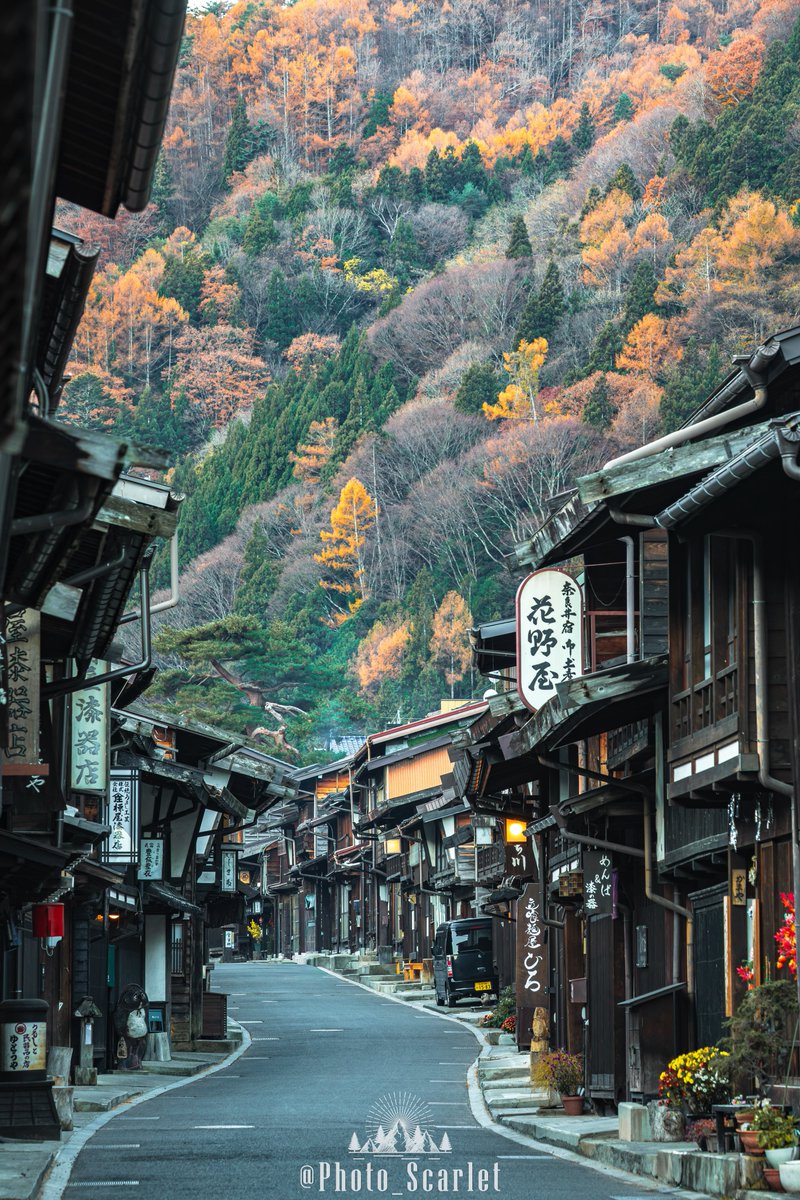 Photo_Scarlet's tweet image. 紅葉が見頃を迎えた長野県の宿場町