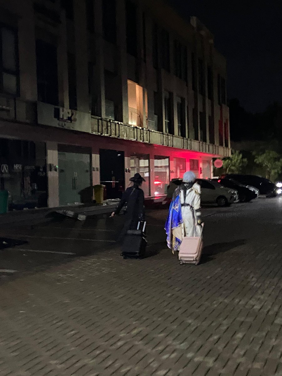 eroditions's tweet image. Gua masih ngakak sama foto ini, kayak meme “aku pergi”.