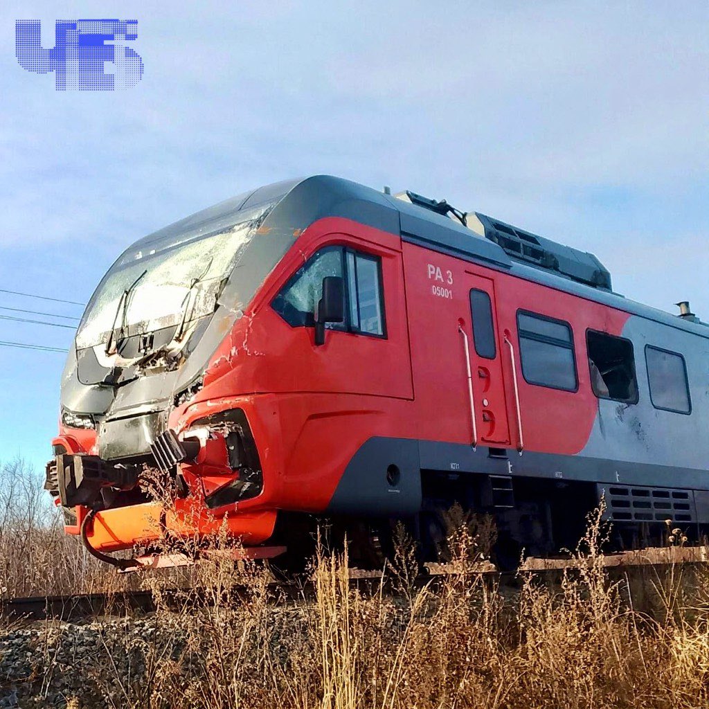 Chel_Future's tweet image. Поезд «Орлан» №7006 «Екатеринбург — Челябинск», в 12:30 на перегоне Есаульская – Ишалино столкнулся с грузовиком. Мусоровоз перевернулся, а кабина поезда получила серьёзные повреждения. По словам очевидцев, в грузовике находились двое человек: один не подавал признаков жизни.