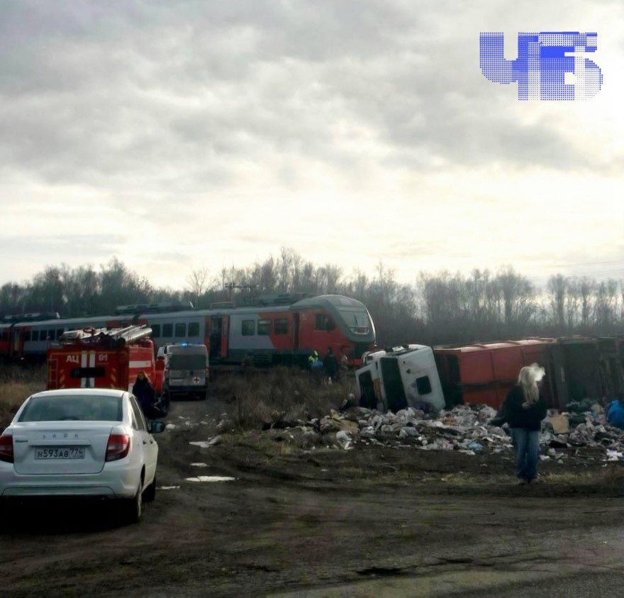 Chel_Future's tweet image. Поезд «Орлан» №7006 «Екатеринбург — Челябинск», в 12:30 на перегоне Есаульская – Ишалино столкнулся с грузовиком. Мусоровоз перевернулся, а кабина поезда получила серьёзные повреждения. По словам очевидцев, в грузовике находились двое человек: один не подавал признаков жизни.