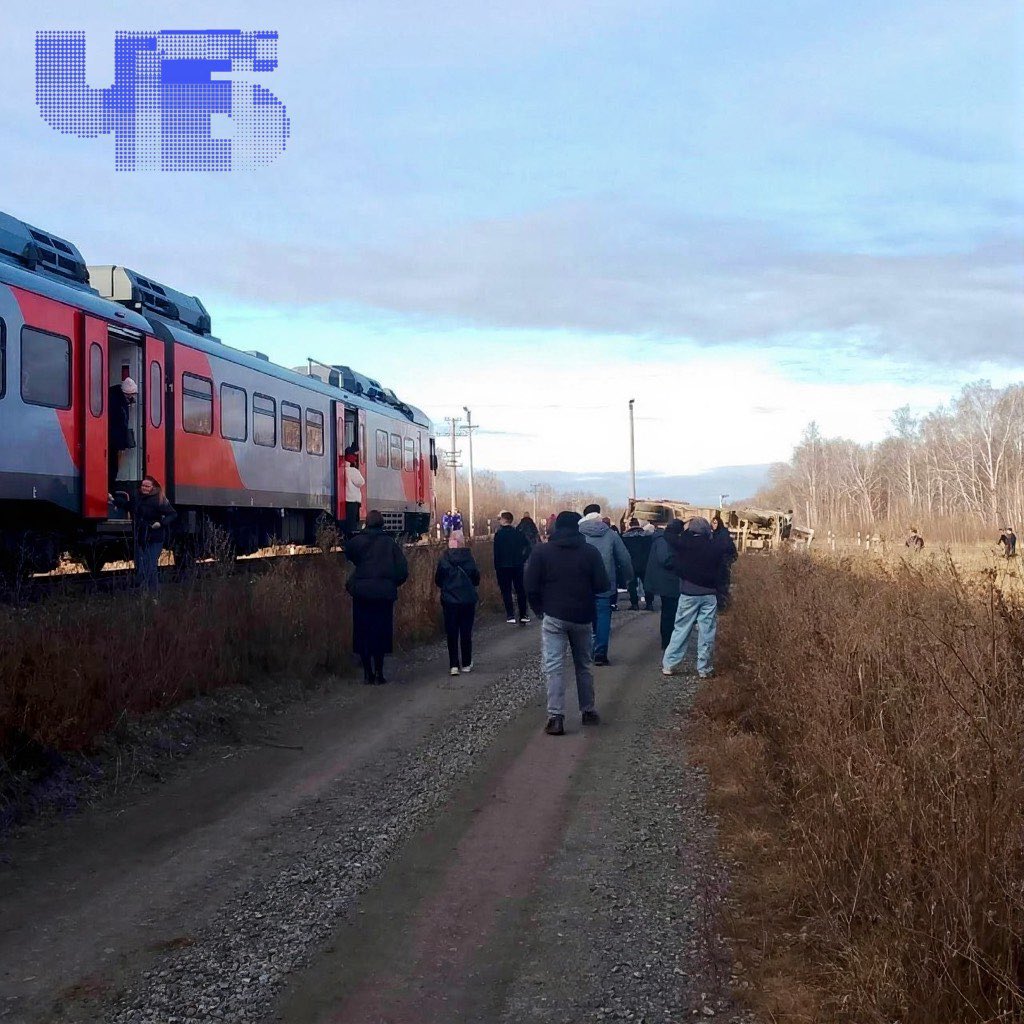 Chel_Future's tweet image. Поезд «Орлан» №7006 «Екатеринбург — Челябинск», в 12:30 на перегоне Есаульская – Ишалино столкнулся с грузовиком. Мусоровоз перевернулся, а кабина поезда получила серьёзные повреждения. По словам очевидцев, в грузовике находились двое человек: один не подавал признаков жизни.