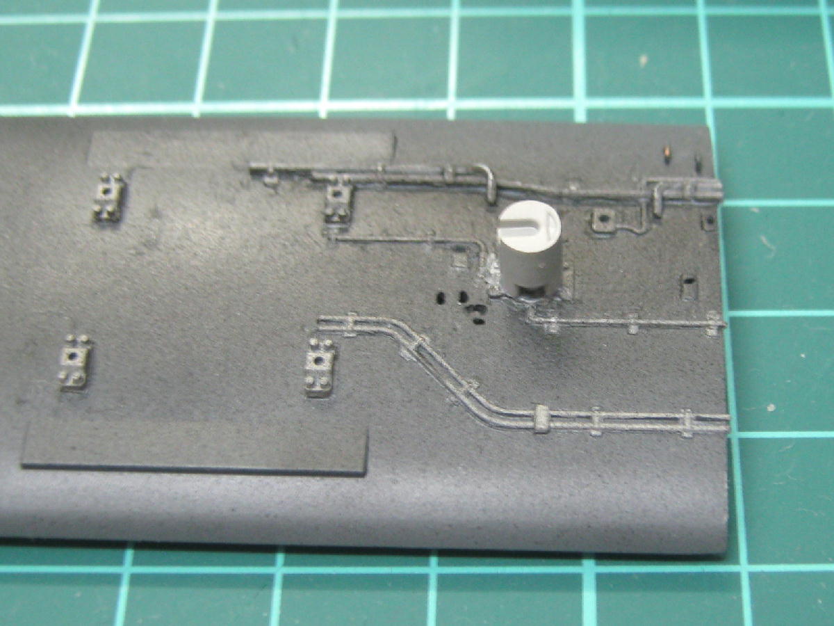 tentetu82's tweet image. #115系 #PULM　ストップしていた工作を屋上の塗装から再開。ダークグレーを吹いて配管のモールドを吹き付けで色を塗るのでマスキング。ライトグレーを吹いてめくる。手間は掛かるが塗りは一発で決まる。ベンチ周辺のシャドーを吹いて機器を取り付け。きょうはここまで。