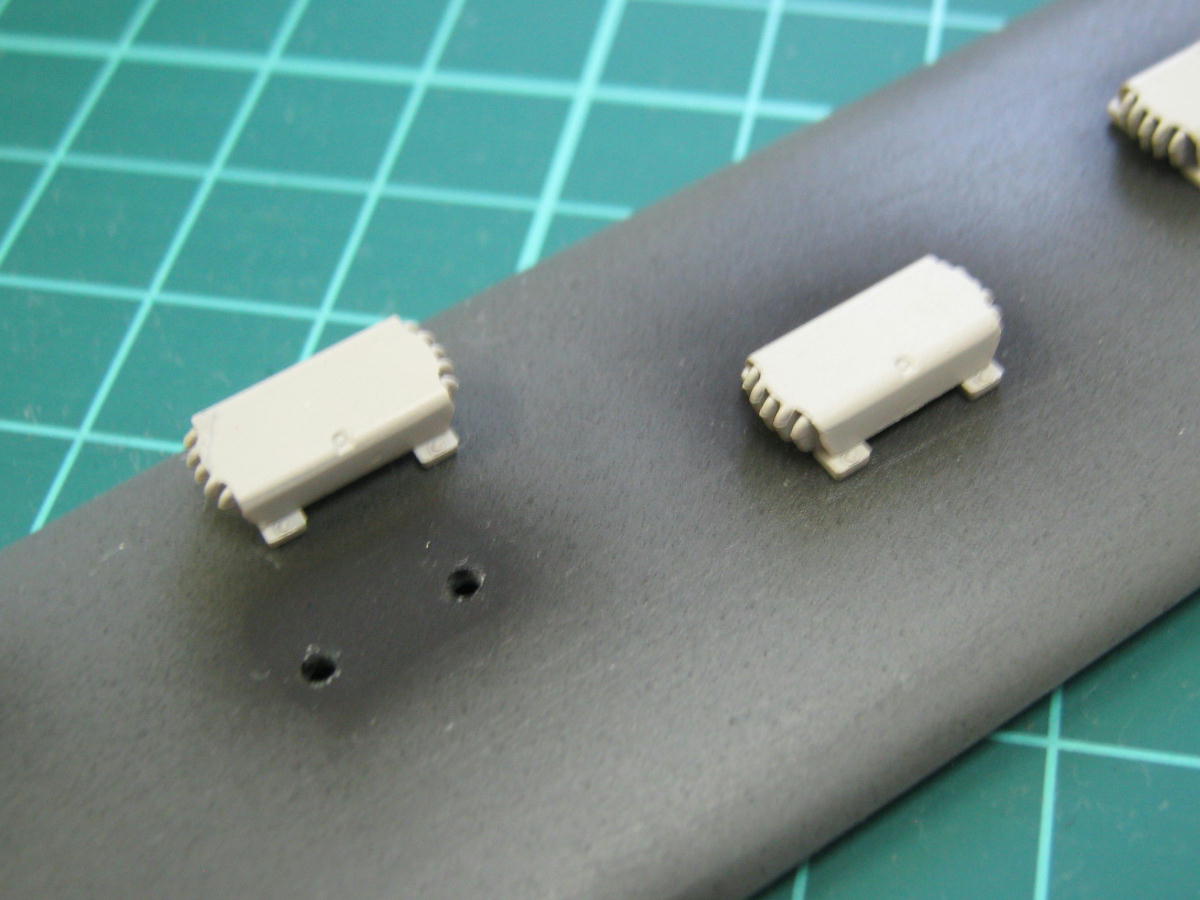 tentetu82's tweet image. #115系 #PULM　ストップしていた工作を屋上の塗装から再開。ダークグレーを吹いて配管のモールドを吹き付けで色を塗るのでマスキング。ライトグレーを吹いてめくる。手間は掛かるが塗りは一発で決まる。ベンチ周辺のシャドーを吹いて機器を取り付け。きょうはここまで。