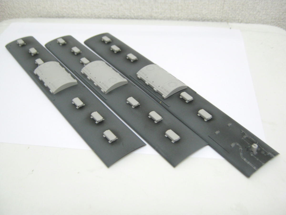 tentetu82's tweet image. #115系 #PULM　ストップしていた工作を屋上の塗装から再開。ダークグレーを吹いて配管のモールドを吹き付けで色を塗るのでマスキング。ライトグレーを吹いてめくる。手間は掛かるが塗りは一発で決まる。ベンチ周辺のシャドーを吹いて機器を取り付け。きょうはここまで。