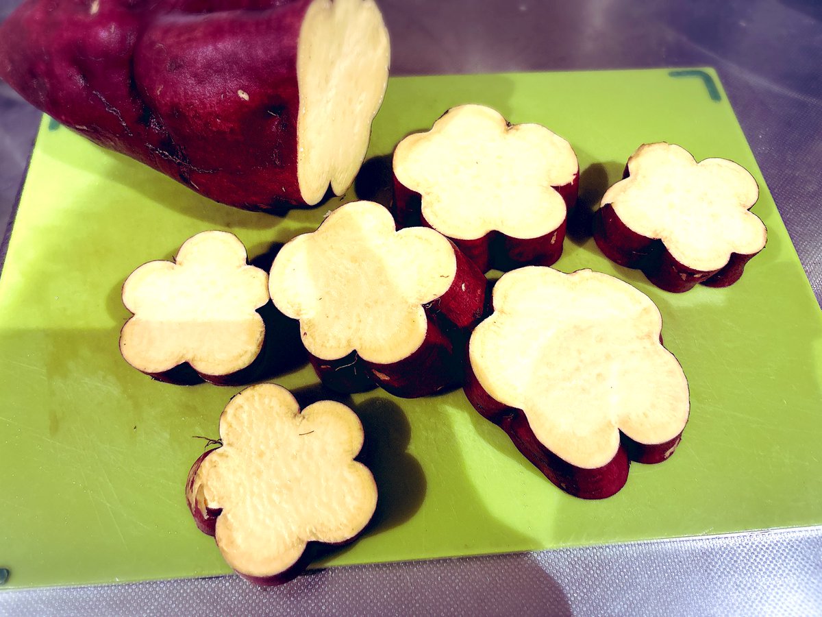 娘が学校で掘ってきたサツマイモ🍠
切ったらお花の形になった🌸