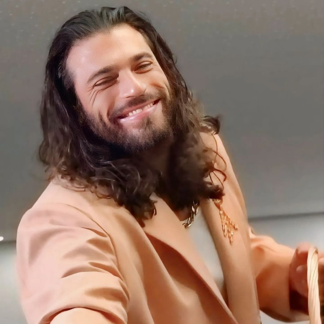 A vida premia quem insiste, resiste e persiste. O sucesso é a soma de escolhas difíceis e da coragem de não desistir.✨
Bom dia princesas 🌷
#CanYaman