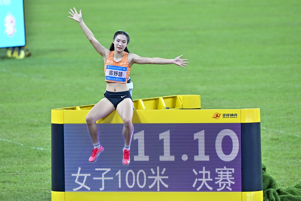 #Ningbo's rising sprint star Chen Yuxie made a stunning debut at the 15th National Games, winning the women's 100m in 11.10 seconds and breaking the Asian U20 record. Just 16 years old and the youngest finalist, she led from the start to cross the line first. #NingboFocus