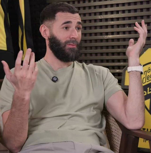 idextratime's tweet photo. 🗣️ Karim Benzema memberikan tanggapan terkait kedekatannya dengan Cristiano Ronaldo. 🇫🇷🤝🇵🇹

“Hubungan yang dingin? Kami tidak perlu menunjukkannya di depan kamera. Kami sudah berbicara di ruang ganti, saling berpelukan, dan berdiskusi.

Tidak perlu mengulang semuanya di depan publik. Ada rasa saling menghormati di antara kami. Semuanya baik, dan kami banyak belajar satu sama lain.”

📝 @diarioas