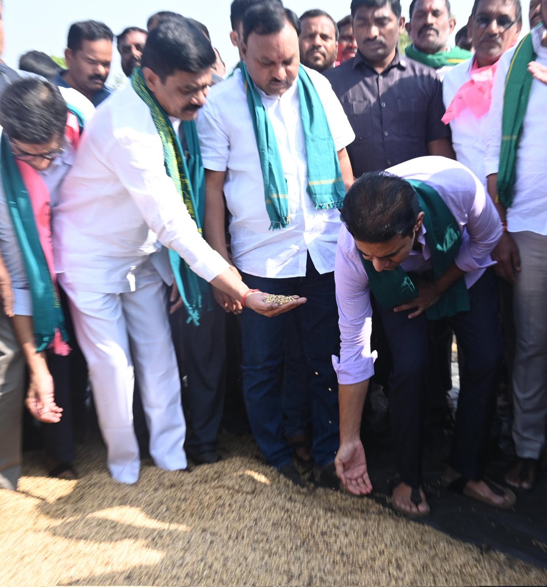 నేరడిగొండలో రైతన్నలకు #KTR గారి భరోసా! 🌾🌽

​ఆదిలాబాద్ జిల్లా, బోథ్ నియోజకవర్గం, నేరడిగొండ జిన్నింగ్ మిల్లు వద్ద సోయాబీన్, మొక్కజొన్న కొనుగోలు కేంద్రాలను కేటీఆర్ గారు పరిశీలించారు.

​రైతులు ఎవరూ అధైర్య పడకండి! మీకు బీఆర్ఎస్ పార్టీ, కేసీఆర్ గారు ఎల్లవేళలా అండగా ఉంటామని ధైర్యం