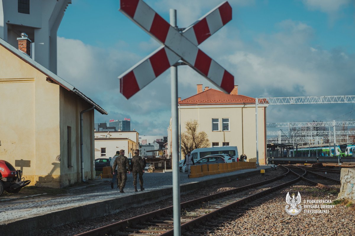 terytorialsi's tweet image. Wszystkie brygady Wojsk Obrony Terytorialnej wspierają Straż Ochrony Kolei, angażując się we wzmocnienie fizycznej ochrony infrastruktury kolejowej w całym kraju.🇵🇱

Około 400 Terytorialsów prowadzi przeszukania torów, nasypów, mostów i przepustów, a także kontroluje…