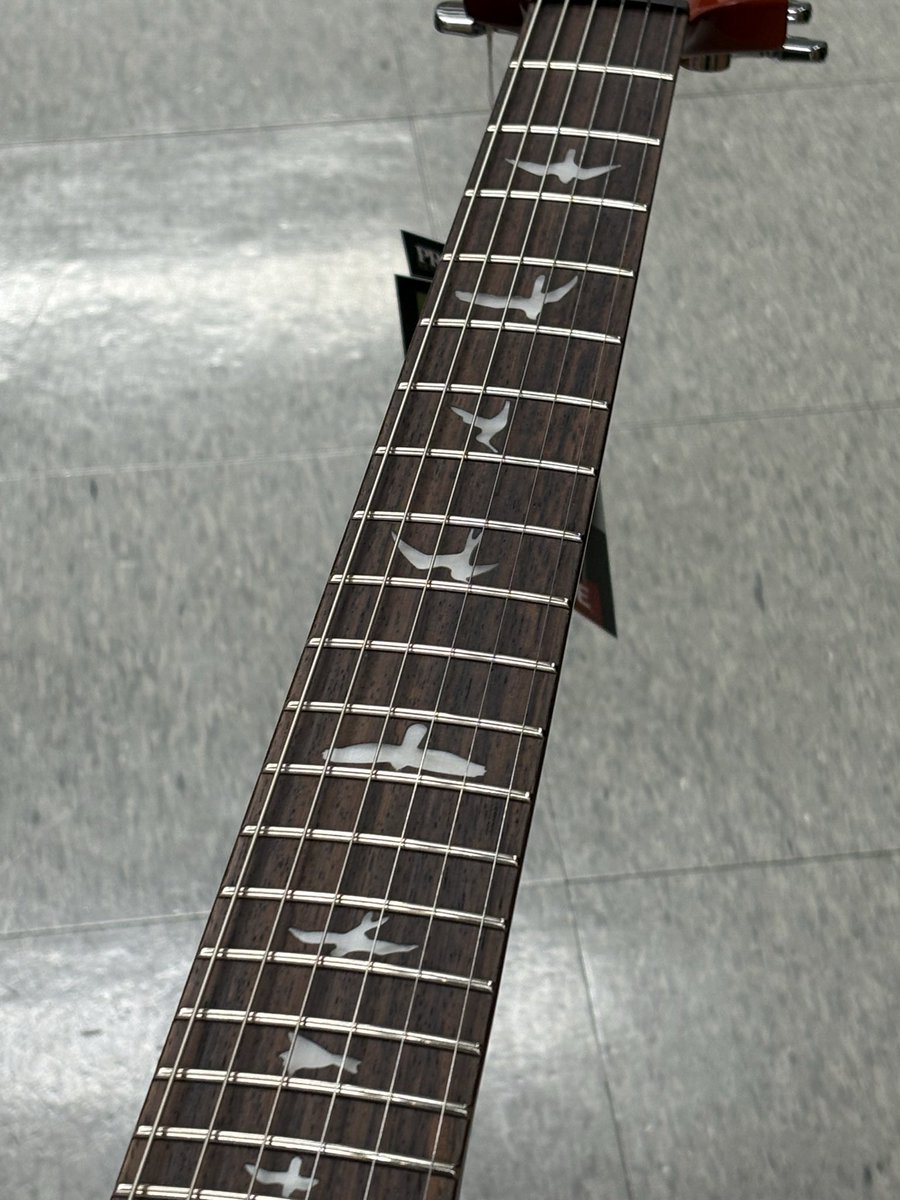 KinkoRockStore's tweet photo. 〜オススメPICKUP‼︎〜🤩
🔥 PRS SE Custom 24-08 在庫アリ! 🔥
08モデルの柔軟な配線で、多彩なサウンドメイクが可能に!ボディトップも素晴らしい杢目です!👍
PRS SE 商品ページはこちら>> https://t.co/7o2YB5rmu0
#PRS #PaulReedSmith #PRSSE https://t.co/JZUIkC8Vwu
